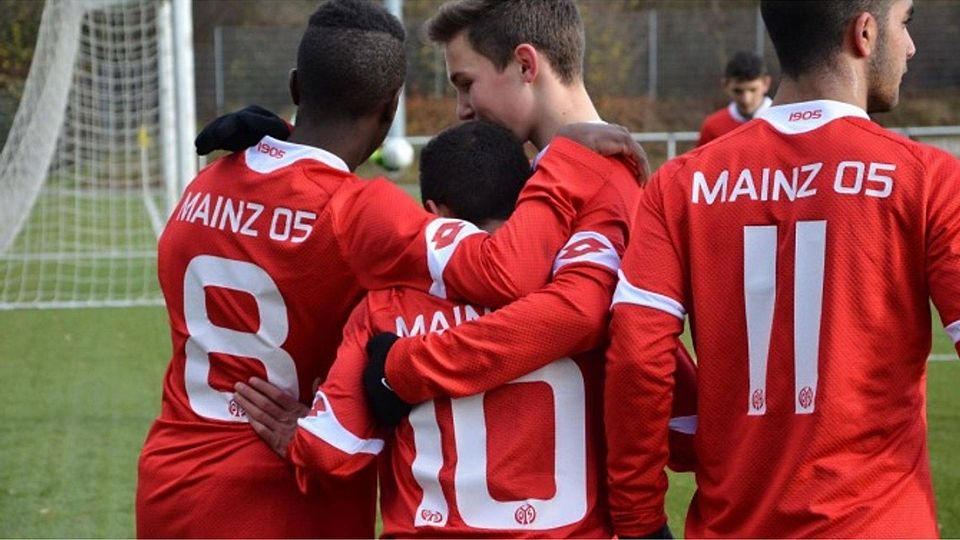 Die C-Junioren vom FSV Mainz 05 bejubeln den erfolgreichen Liga-Abschluss im Jahr 2017. Archivfoto: Boor