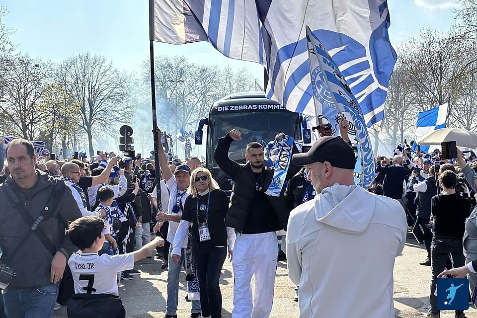 Rasim Bulic führt den Busempfang an.