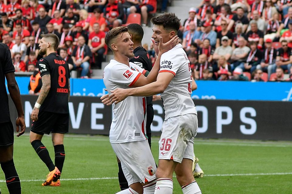Mert Kömür (r.) jubelt nach dem Tor zum 2:1 mit Ermedin Demirovic.