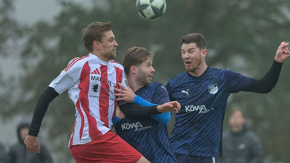 Außenseiter DJK Dürnsricht (in rot-weiß) holte in Ettmannsdorf einen überraschenden Punkt.