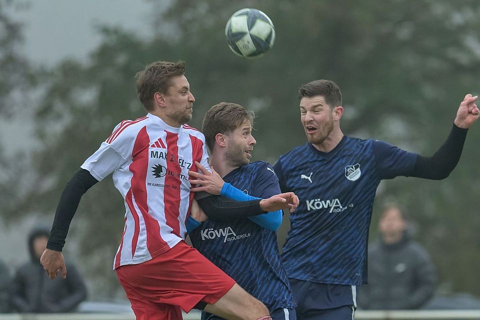 Außenseiter DJK Dürnsricht (in rot-weiß) holte in Ettmannsdorf einen überraschenden Punkt.