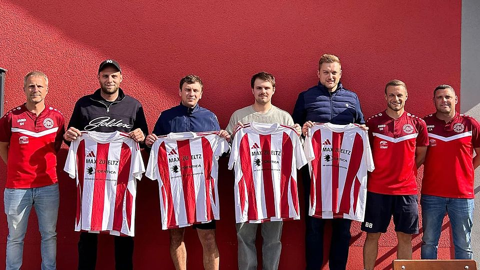 Die Abteilungsleiter Simon Heitzer (links) und Christian Adler (rechts) sowie Spielertrainer Sebastian Bauer (Zweiter von rechts) mit den Neuzugängen (von links), Bastian Graßmann, Dmytro Moroz, Elias Müller und Daniel Wein.