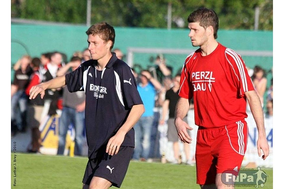 Herbert Huber (rotes Trikot) vom TSV Vilsbiburg will sein Team zurück in die Kreisliga führen (Foto: Lothar Brey)