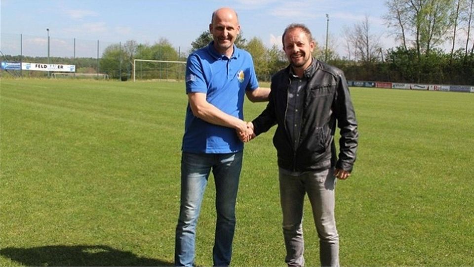 Adi Götz (r.) wurde als neuer Trainer des SV Neubäu vorgestellt. Foto: Mühlbauer