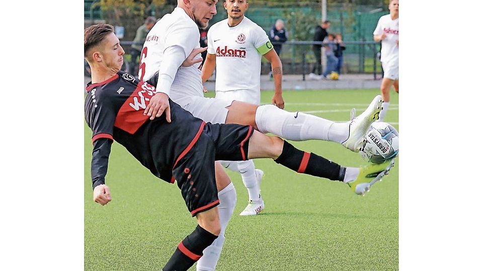Hoch das Bein: Der Würselener Dino Zdrilic (in Weiß) versucht, seinem Roetgener Gegenspieler noch den Ball vom Fuß zu spitzeln.