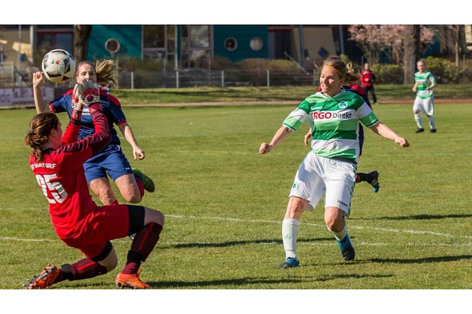 Die Fürther Stürmerin Christina Maier erzielt die 1:0-Führung im ersten Rückrundenspiel gegen den SV Saaldorf. F: Goldmann