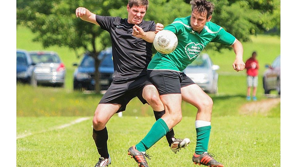 Martin Kast (rechts) und sein TSV Roßhaupten sind in der B-Klasse 5 klarer Favorit.      Foto: Michael Lukaszewski