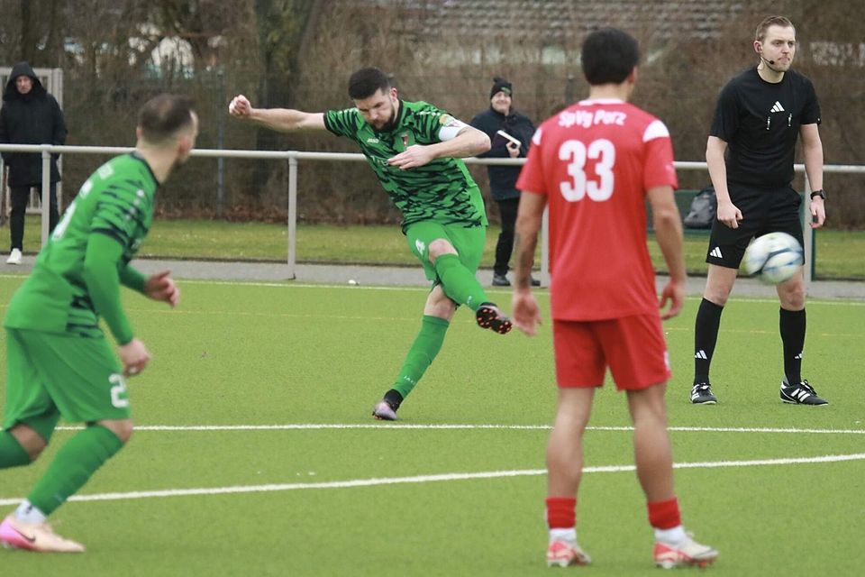 Erziel per Freistoß den zwischenzeitlichen Ausgleich für Beeck: Nils Hühne (Mitte).