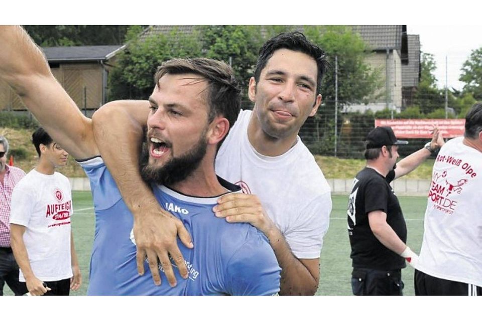 Olpes Spielführer Nico Weiß und Kiriakos Vaikos  feiern nach dem Abpfiff des entscheidenden Spiels auf der Anlage in Kürten-Bornen den Aufstieg in die Fußball-Kreisliga A als Staffelsieger. Foto: Plum