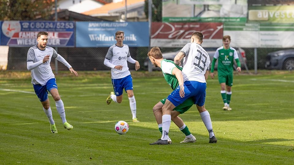 Fußball BezirksligaTuS Holzkirchen - TSV Ampfing, Foto: Hanna Braun, am Ball: Holzkirchen 11 Gilbert Diep, Ampfing 33 Marcel Spitzer