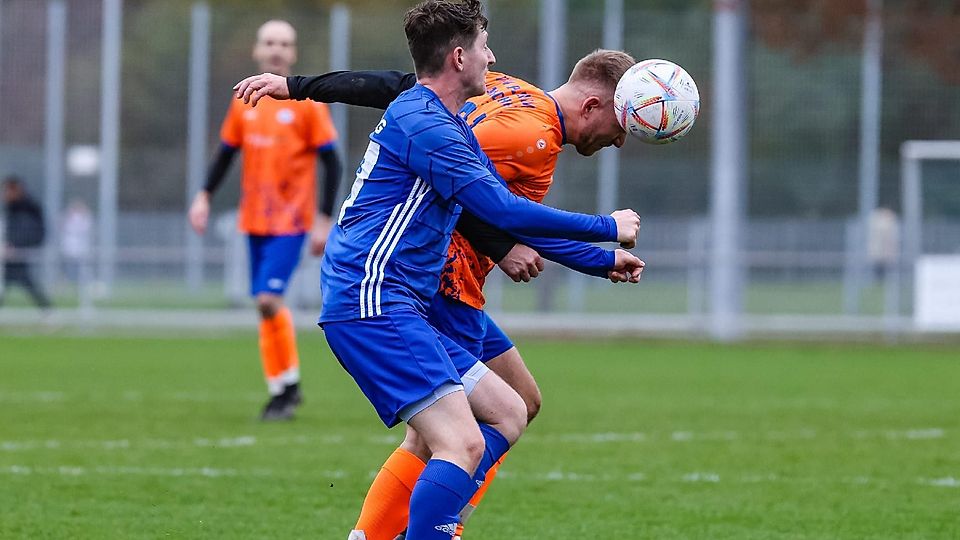 Einen Tick schneller am Ball war Plienings Thomas Fleischer, Andreas Maurer und Poing II hatten das Nachsehen.