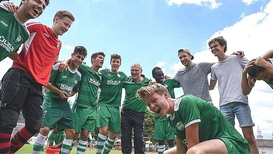 Im Jubelkreis: Die Herrenberger A-Jugend hat es geschafft Foto: Metz