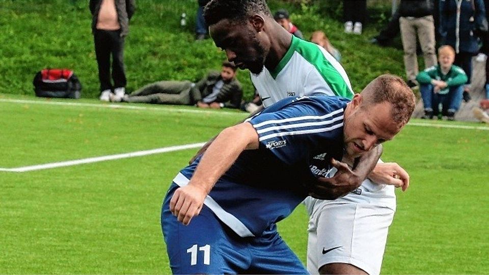 Ringkampf um den Ball: Der Eichholzer Kubasamba Lome (rechts) im Duell mit Tarik Markus Meyer vom LSC. Foto:Jürgensen