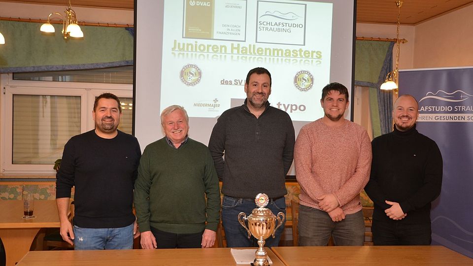 Von links nach rechts: Sponsor Bernhard Kellner (DVAG), Xaver Hagn (Schirmherr), Marcel Szabo (Turnier-Orga), Daniel Laubmeier (Vorstand HSV), Sponsor Hans-Georg Nebauer (Schlafstudio Straubing)  