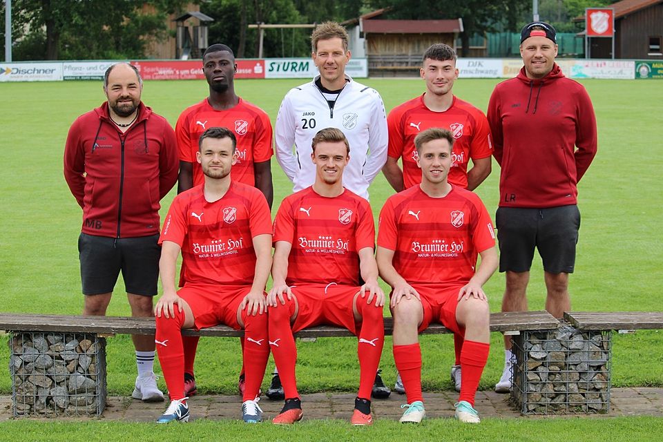 Abteilungsleiter Martin Baumann (links), sein Stellvertreter Lukas Riedl (rechts) und Coach Christian Ranzinger (Mitte, stehend) zusammen mit den Neuzugängen Namir Tahiru und Andreas Kussinger (stehend, von links) sowie Tim Träger, Nico Riedl und Lukas Rädlinger (sitzend, von links). Abteilungsleiter Martin Baumann (links), sein Stellvertreter Lukas Riedl (rechts) und Coach Christian Ranzinger (Mitte, stehend) zusammen mit den Neuzugängen Namir Tahiru und Andreas Kussinger (stehend, von links) sowie Tim Träger, Nico Riedl und Lukas Rädlinger (sitzend, von links).