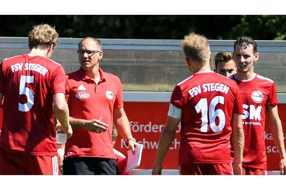 Stegens Coach Stefan Schwär (zweiter von links) feierte mit seiner Mannschaft einen beeindruckenden 4:1-Erfolg über Kehl. | Foto: Patrick Seeger
