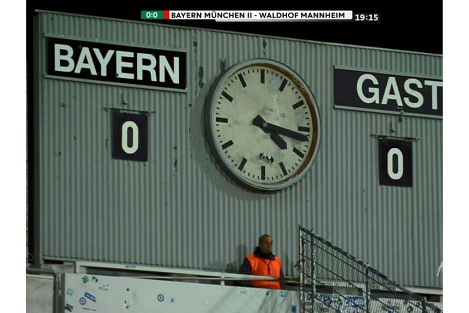 Manchmal laufen die Uhren in München noch etwas anders. So wie hier beim Drittligaspiel zwischen dem FC Bayern II und Waldhof Mannheim. Screenshot/@Magenta-TV