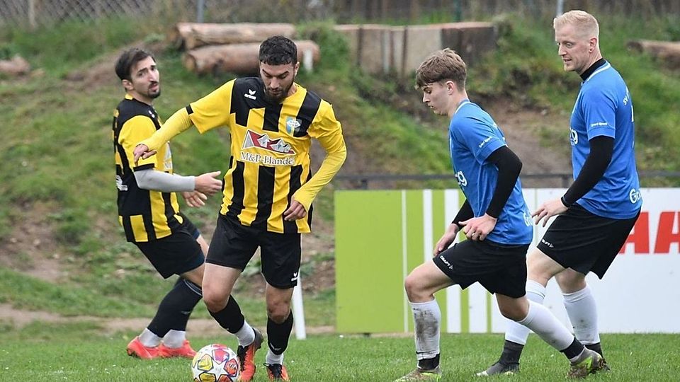 Die beiden Nachbarrivalen ASV Neustadt (in Gelb-Schwarz) und SV Altenstadt/WN (in Blau-Schwarz) gehören zum Kreis der Teams, die im nervenaufreibenden Abstiegskampf stecken.