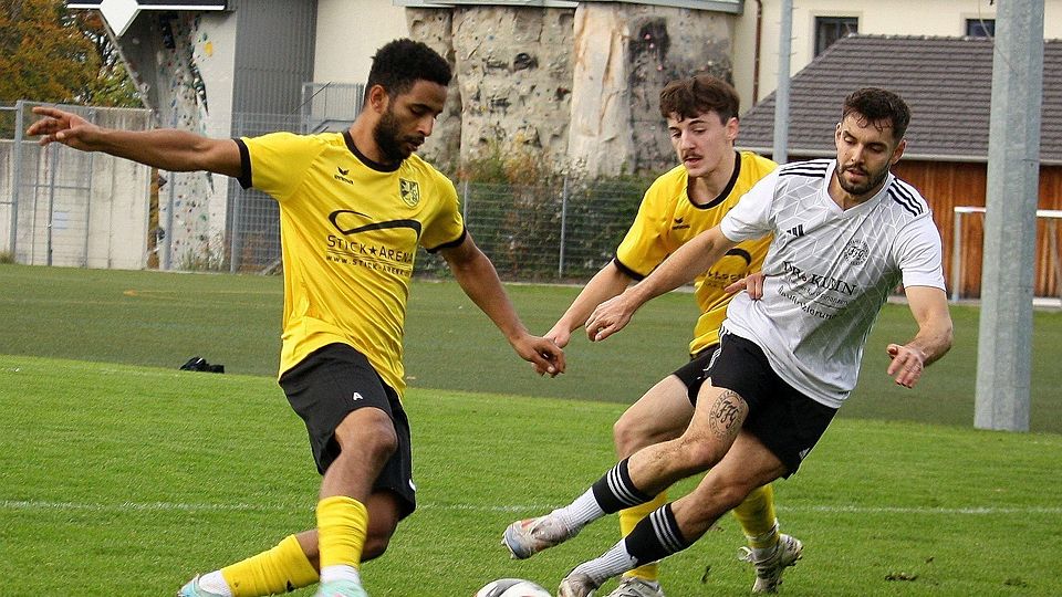 Vorteile erspielten sich die Hausherren um Munir Salum Hemed (am Ball) und Paul Schwarz (hi.) gegen die Geretsrieder mit Kilian Sauer.