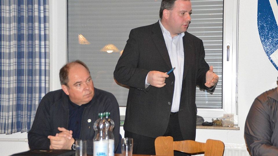 Wahlleiter Andreas Schultheis stellte der Versammlung ein vom Vorstand erarbeitetes Konzept vor die Vereinsführung neu zu strukturieren.