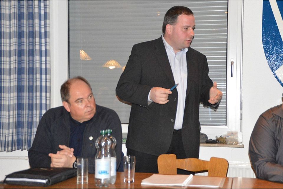 Wahlleiter Andreas Schultheis stellte der Versammlung ein vom Vorstand erarbeitetes Konzept vor die Vereinsführung neu zu strukturieren.