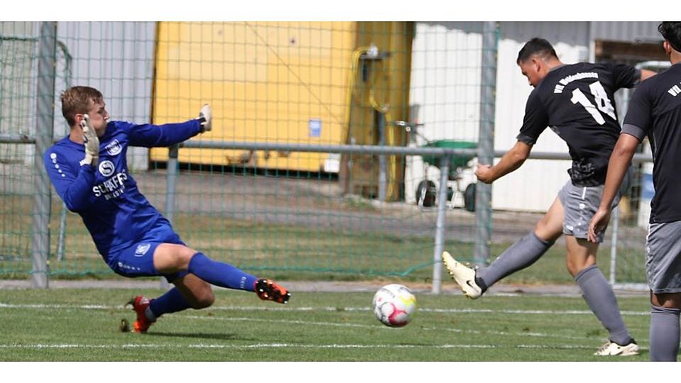 Florian Prigge hütete zuletzt das Biedenkopfer A-Liga-Tor. Hier pariert er gegen Weidenhausens Lucas Ortmüller, der beim Gladenbacher SC groß geworden ist, bei dem der Keeper nun eine neue Herausforderung sucht. © Jens Schmidt