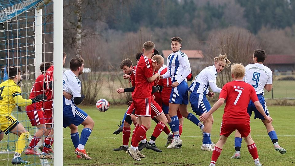 SV Eurasburg-Beuerberg - SF Bichl 1:0 (1:0): Der Kopfball von Christian Martner (SVEB, v. v. re.) findet durchs Gewusel den Weg ins Tor zum Siegtreffer. Foto: Rudi Stallein