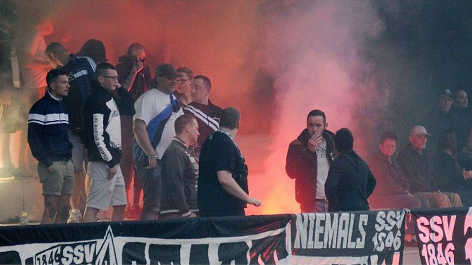Beängstigende Szenen auf der Sportanlage des FC Burlafingen: Die Chaoten aus dem Pulk der SSV-­Anhänger zündeten mehrere pyrotechnische Gegenstände.  Foto: apprich