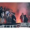 Beängstigende Szenen auf der Sportanlage des FC Burlafingen: Die Chaoten aus dem Pulk der SSV-­Anhänger zündeten mehrere pyrotechnische Gegenstände.  Foto: apprich