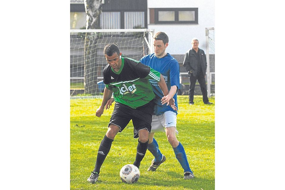 Auch wenn Lumdas Dominik Magel hier Dennis Peldzius bedrängt, gegen die SG Kesselbach/Odenhausen/Allertshausen war diesmal für die FSG Lumda/Geilshausen kein Kraut gewachsen.	Foto: Niebergall Foto:
