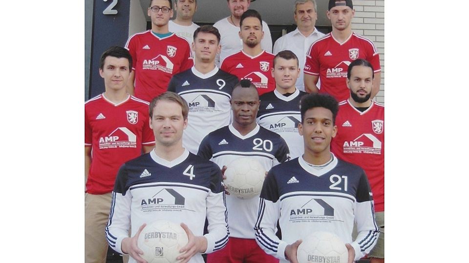 Fußball-Westfalenligist Lüner SV freut sich auf die neue Klasse. Für diese präsentiert er Hier präsentiert er zehn Neuzugänge. Das Bild zeigt (1. Reihe, o. v. l.) Sportdirektor Hasan Kayabasi, Trainer Mario Plechaty, Vorsitzender Imdat Acar, Emre Erdogan, Ersin Kusakci, Haris Kahric, Dennis Adamczok, Florian Juca, Engin Cömert, Kevin Rico Domingos, Florian Fischer, Aboubakar Fofan und Raphael Leon