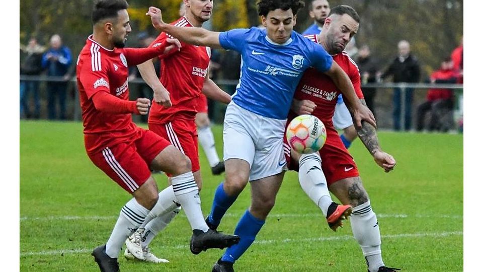 Stark durchgesetzt: Bockenaus Mert Kilic (blaues Trikot) traf nicht nur zum 2:0 des TSV, sondern setzte sich in dieser Szene auch gleich gegen drei Spieler des VfL Simmertal durch. 	Foto: Sebastian Bohr