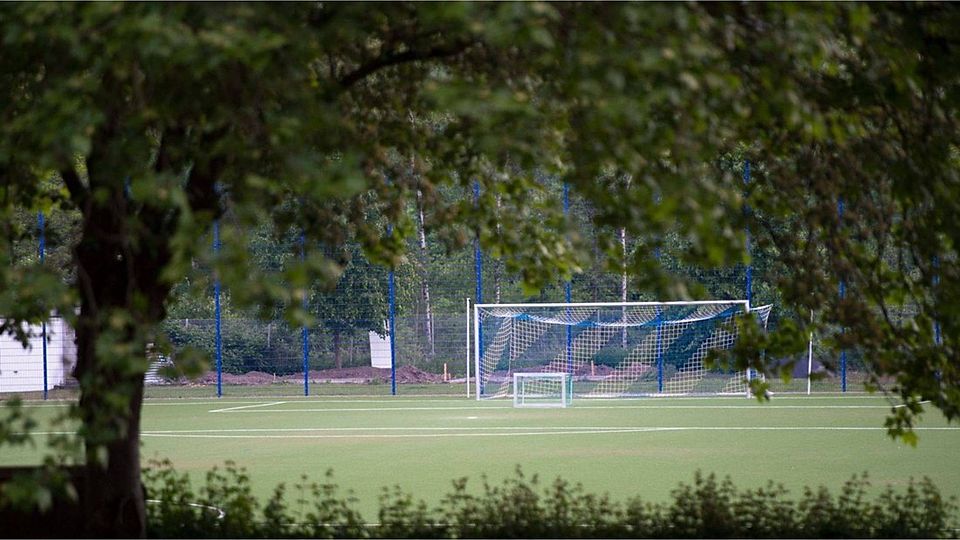 Alltagsleben in Coronazeiten: Ein leerer Fußballplatz. Foto: imago images /Wedel