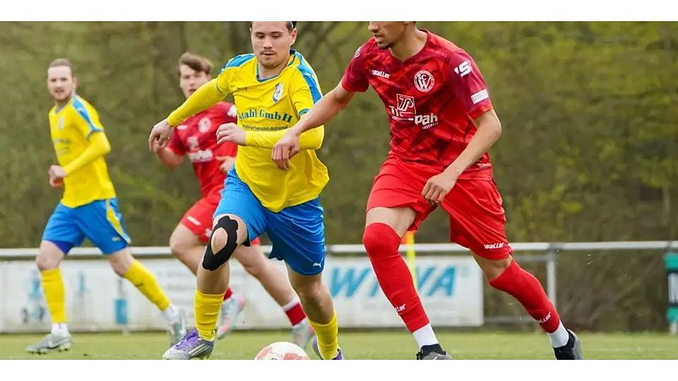 Hat großen Anteil am wichtigen Heimsieg der U23 des SC Waldgirmes: Mohamed Enis Khalfaoui (r.), der hier das Leder vor Fabian Wojtowicz (SG Waldsolms) abschirmt und in der Fußball-Gruppenliga zum zwischenzeitlichen 1:0 trifft. © Isabel Althof