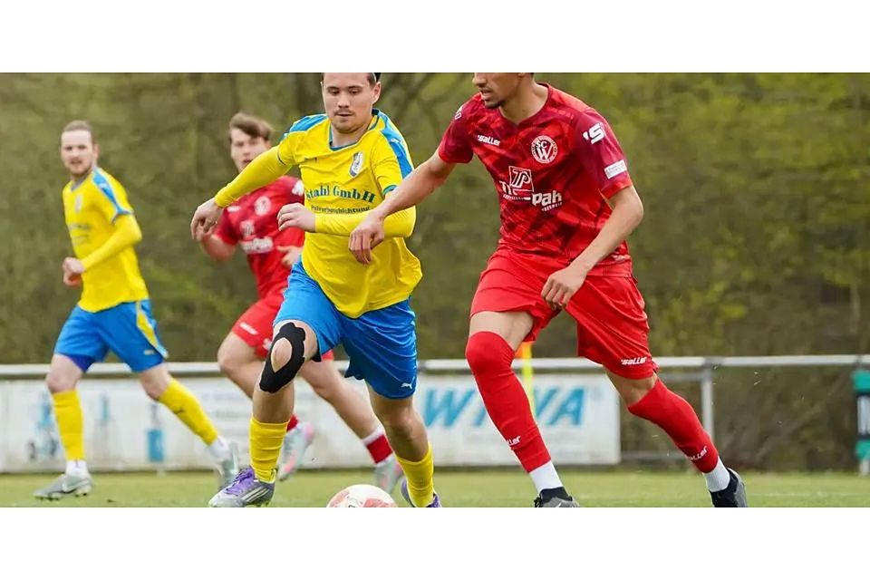 Hat großen Anteil am wichtigen Heimsieg der U23 des SC Waldgirmes: Mohamed Enis Khalfaoui (r.), der hier das Leder vor Fabian Wojtowicz (SG Waldsolms) abschirmt und in der Fußball-Gruppenliga zum zwischenzeitlichen 1:0 trifft. © Isabel Althof