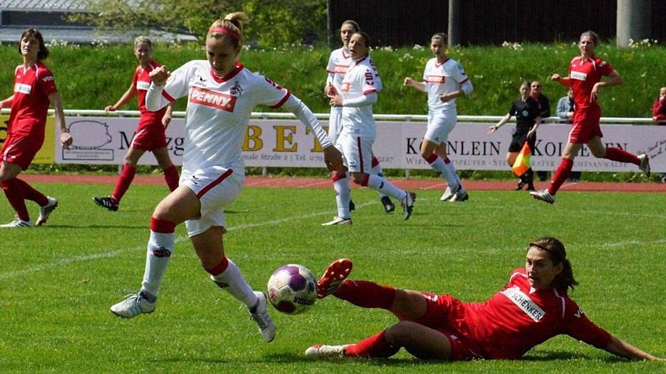 Kaum vom Ball zu trennen war die Kölnerinnen um die zweifache Europameisterin Inka Grings. Foto: Hans-Otto Hettler