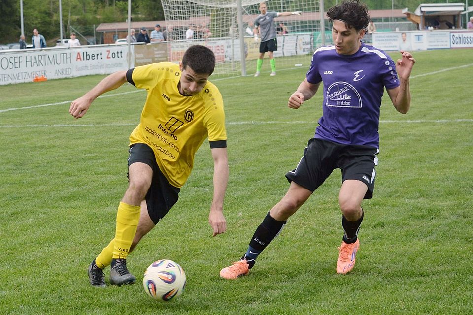 Luca Zamfir (links) sorgte mit dem Treffer zum 2:0 für die endgültige Entscheidung zu Gunsten des TSV Gersthofen. Hier setzt er sich gegen Hakan Avci vom TSV Dinkelscherben das Nachsehen.