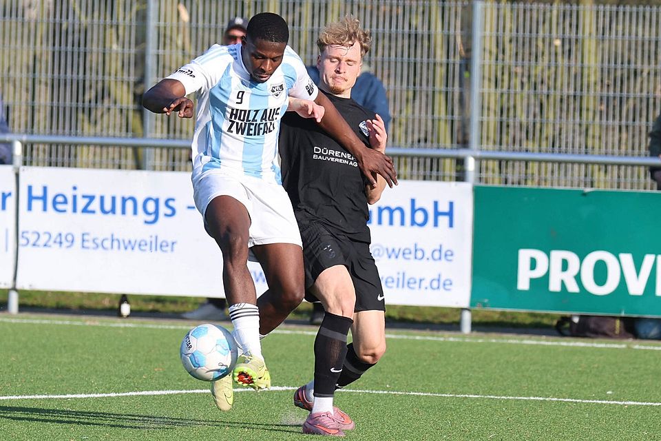 Die Sportfreunde Düren (in Schwarz) unterlagen in der Fußball-Mittelrheinliga in Vichttal mit 1:6. Bismark Quayson (Nummer 9, im Duell mit Hagen Blohm) traf zum 2:0. Die Sportfreunde Düren (in Schwarz) unterlagen in der Fußball-Mittelrheinliga in Vichttal mit 1:6. Bismark Quayson (Nummer 9, im Duell mit Hagen Blohm) traf zum 2:0.