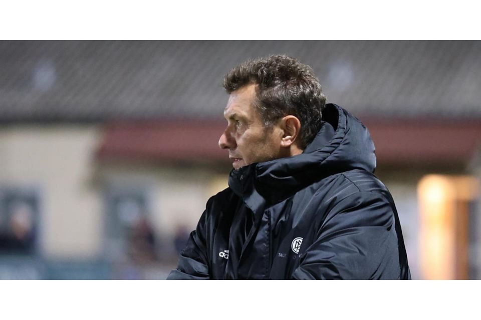 Findet klare Worte nach dem 2:2 beim FV Breidenbach in der Fußball-Verbandsliga: Vladimir Kovacevic, Trainer der SF/BG Marburg. (Archivbild) © Jens Schmidt
