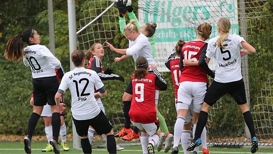 Die SC-Damen (in weiß) erkämpften sich – wie hier gegen Ingolstadt – oft durch ihren Teamgeist Punkte und Siege.  Fotos: Brüssel