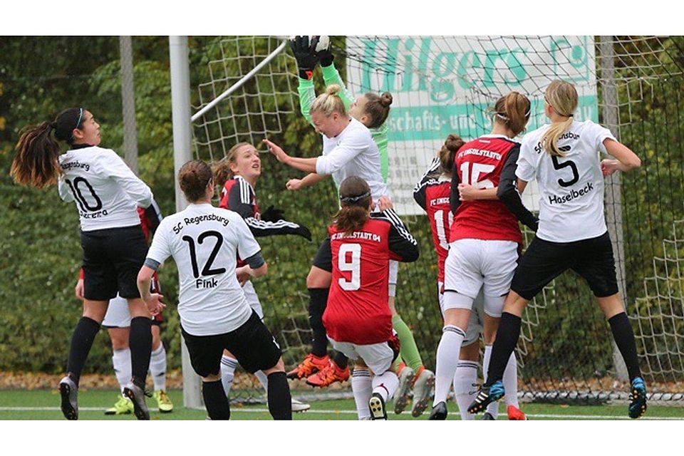 Die SC-Damen (in weiß) erkämpften sich – wie hier gegen Ingolstadt – oft durch ihren Teamgeist Punkte und Siege.  Fotos: Brüssel