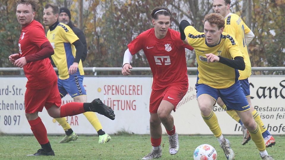 Die Spieler des TSV Inchenhofen (gelbe Trikots, hier gegen den FC Rennertshofen) bissen sich beim TSV Rain II auf Kunstrasen ins Spiel und nahmen am Ende verdient einen Punkt mit nach Hause.