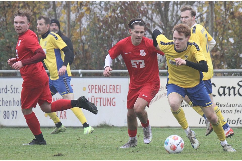 Die Spieler des TSV Inchenhofen (gelbe Trikots, hier gegen den FC Rennertshofen) bissen sich beim TSV Rain II auf Kunstrasen ins Spiel und nahmen am Ende verdient einen Punkt mit nach Hause.