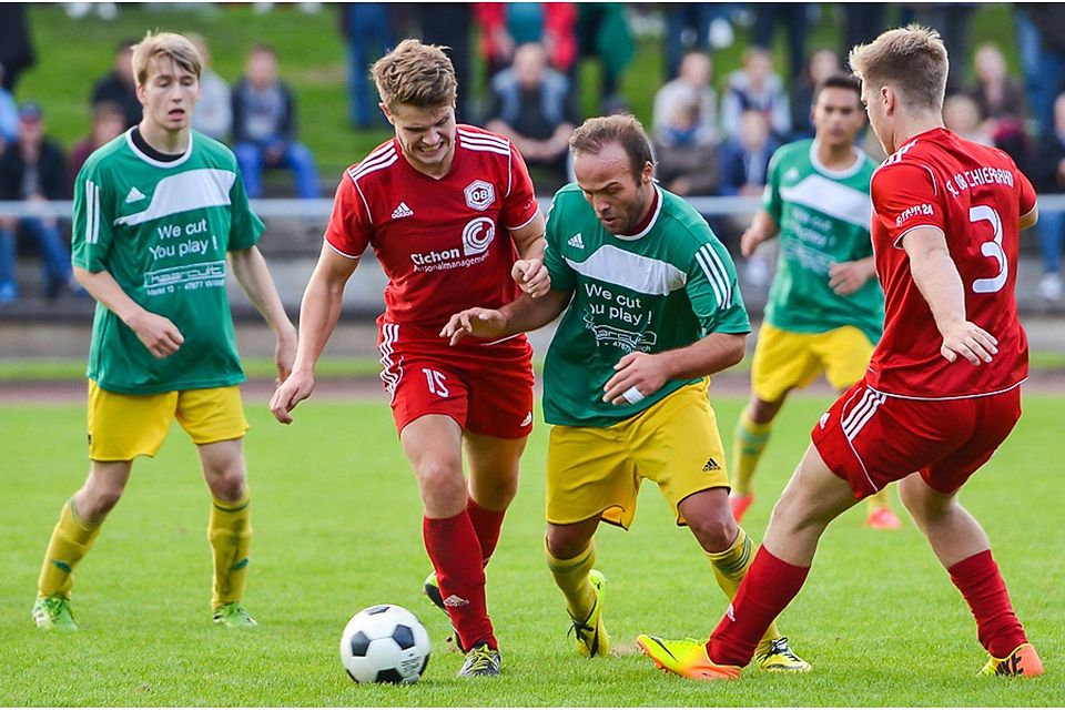 Wie im Hinspiel endete das Lokalduell zwischen dem VfL Willich (hier in grün-gelb) und dem SC Schiefbahn (rot) zum Rückrundenauftakt mit 1:1. F: Michael Scheich