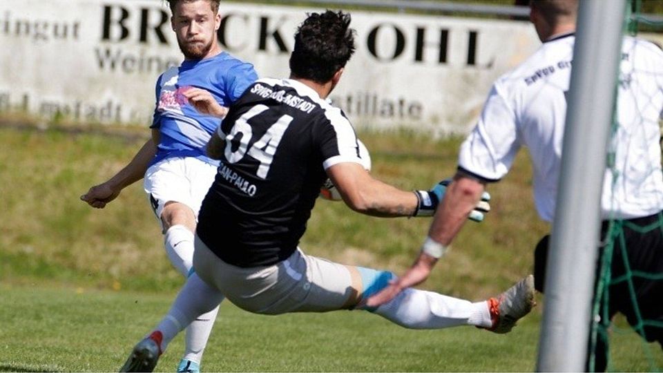 Robin Schnitzer (blaues Trikot) verliert mit seinem SC Hassia Dieburg zwar Trainerkollege Stefan Fäth, bekommt aber Unterstützung von Angreifer Torsten Schnitzer.   Archivfoto Guido Schiek
