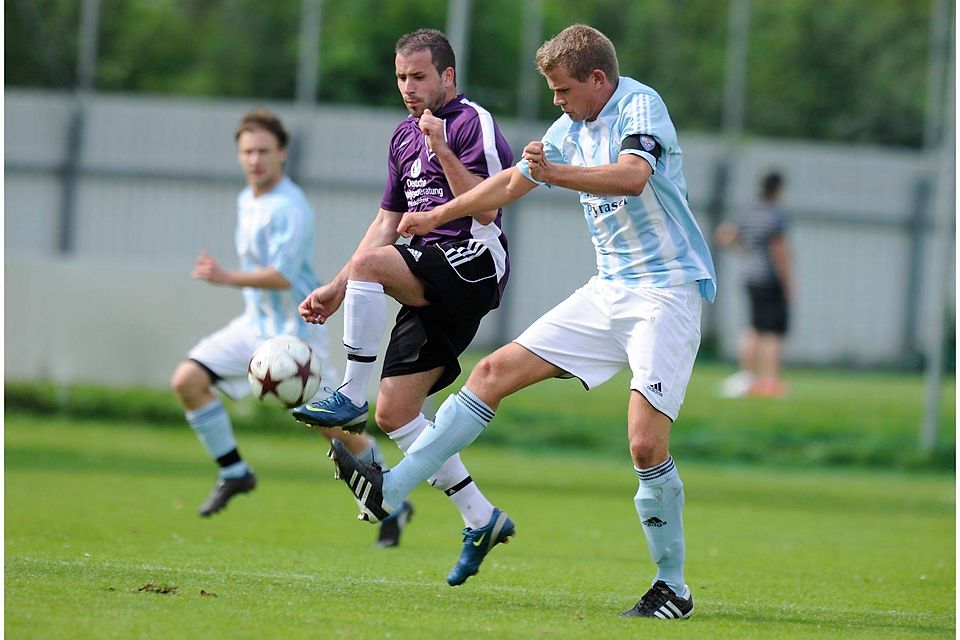 Ein Bild aus dem Jahr 2010: Damals war Marc Oster (lila) für den ASV Fürth am Ball. F: Zink