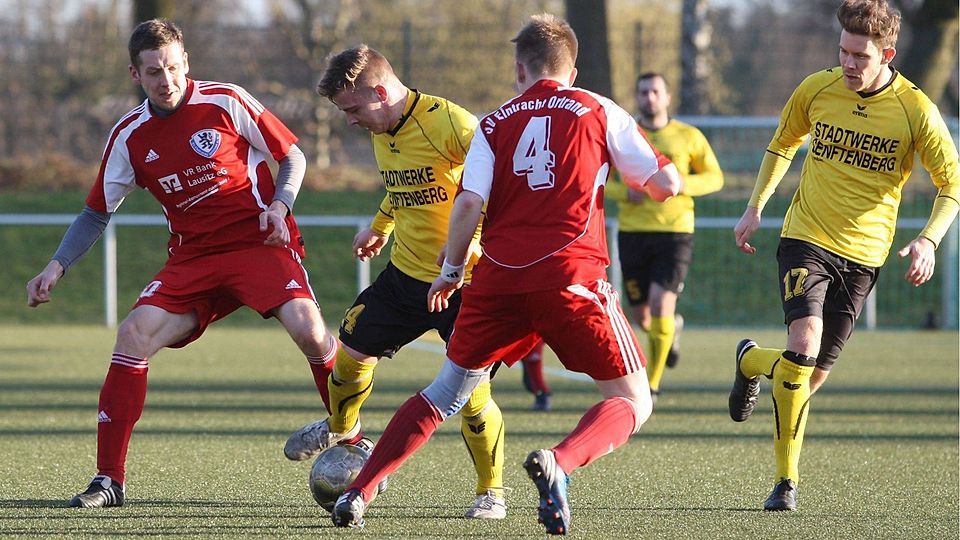 Die Ortrander Abwehrspieler ließen nicht viel zu. Paul Natusch (Brieske, 2. v. l.) wird hier von Michael Mann (l.) und von Christian Fischer (Nr. 4) attackiert. Rechts lauert der Briesker Christoph Wenzel. Foto: Rasche