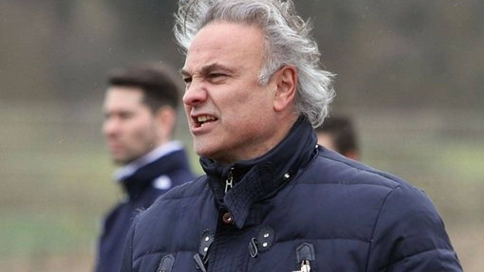 Hat seine Mannschaft gegenüber der vergangenen Woche nicht wiedererkannt: Calcios Trainer Clemente Peccerella. Foto: Günter Bergmann