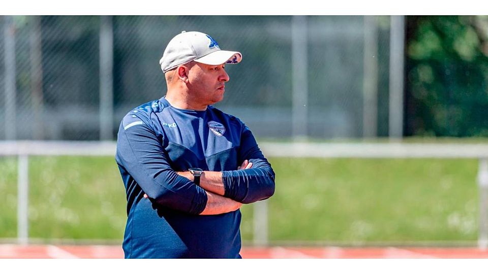 Sieht er zum Saisonabschluss noch einen Titelgewinn? Trainer Said Rahmani steht mit den B-Juniorinnen des FSV Hessen Wetzlar am Sonntag im Finale des Hessenpokals. Foto: Jenniver Röczey 