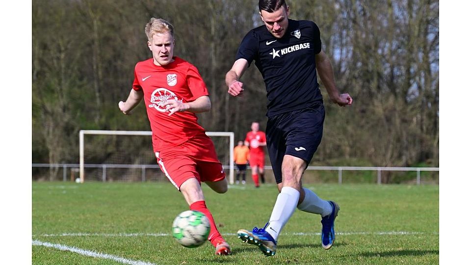 Auftakt: Der TSV Goddelau (rechts Russel Maul) trifft in seinem ersten Spiel der neuen Kreisoberliga-Saison auf Olympia Biebesheim (links Jannik Schaefer).	Foto: Uwe Krämer